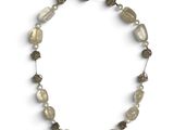 Le collier est composé de perles en verre et de perles en argent