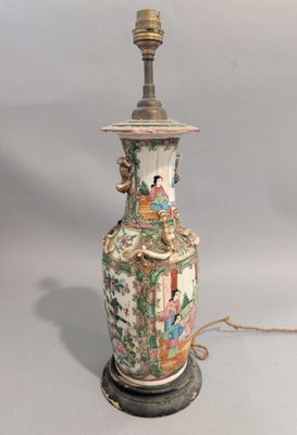 une lampe posée sur une table à côté d'une lampe