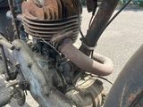 une vieille moto garée dans la rue