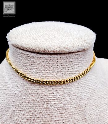 gros plan d'un collier en or sur un mannequin