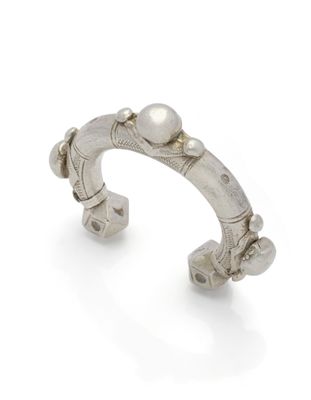 un gros plan sur un bracelet en argent orné de perles