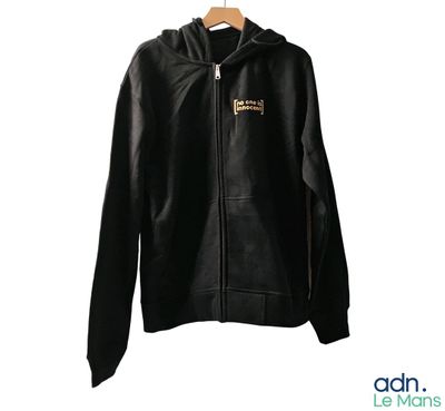 veste en cuir noir avec un logo doré sur la poitrine et une capuche