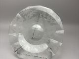une paire de cendriers en verre transparent sur fond blanc