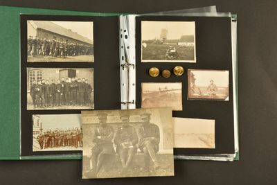 une vieille photo d'un groupe d'hommes en uniforme
