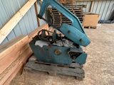 une machine posée sur une palette à l'intérieur d'un bâtiment