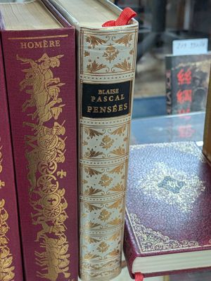 trois livres qui se trouvent côte à côte sur une étagère