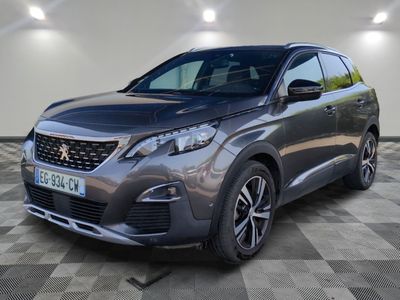 une voiture grise garée dans un garage au sol en damier