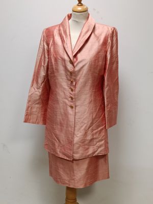 GRAIN DE POUDRE Paris. Ensemble en soie rose veste et jupe.
