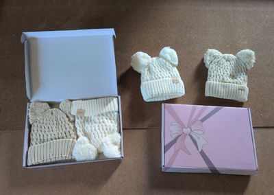 une boîte contenant des articles pour bébé posée sur une table