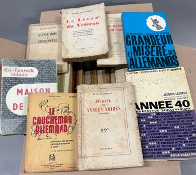 Plusieurs livres sont empilés les uns sur les autres dans une boîte en carton