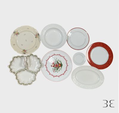 un grand nombre d'assiettes posées sur une table