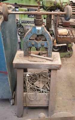 une machine posée sur une table dans une pièce