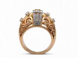 gros plan d'une bague en or avec des diamants sur fond blanc