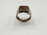 gros plan d'une bague sur une table à fond blanc
