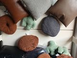 une pile d'oreillers et de peluches sur une étagère