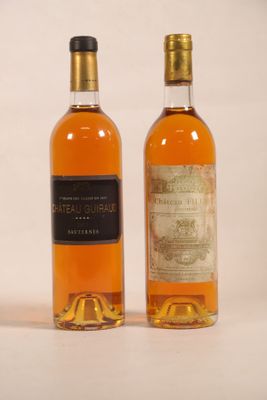 deux bouteilles de vin posées l'une à côté de l'autre sur une surface blanche