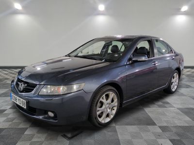 une photo d'une Honda Accord bleue posée sur un sol à damier