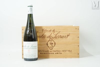 une caisse en bois contenant une bouteille de vin et une caisse en bois sur laquelle est posée une bouteille de vin