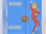 une valise bleue sur laquelle est représentée une fille sur un skateboard