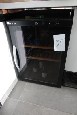 un refroidisseur à vin contenant une bouteille de vin à l'intérieur