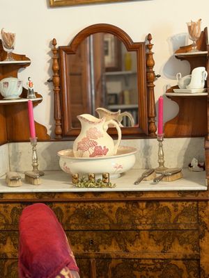 une commode avec un miroir et un bol posé dessus