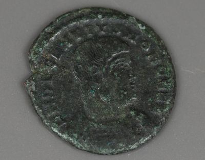 un gros plan d'une pièce de monnaie avec un visage dessus