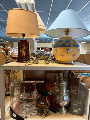 une étagère sur laquelle est posée une lampe