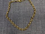 un bracelet en chaîne d'or avec un fermoir en forme de cœur