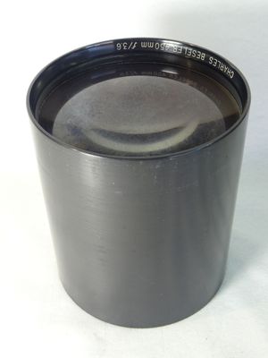 une tasse noire avec un couvercle noir posée sur une table blanche