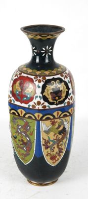 JAPON : Vase bouteille en émaux cloisonnés à décor de fleurs…