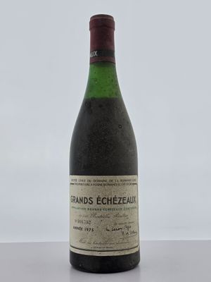 l'image d'une bouteille de vin posée sur une table