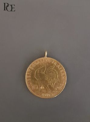 gros plan d'une pièce d'or sur une surface grise