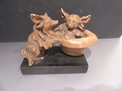 249.51 - SUJET EN PLATRE PLATINE 'CHIENS" - Longueur 18 cm .