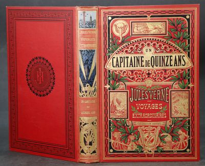 un livre rouge à la couverture rouge, avec des lettres dorées