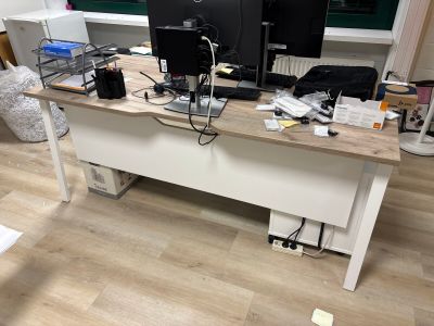 un bureau sur lequel sont posés deux écrans d'ordinateur