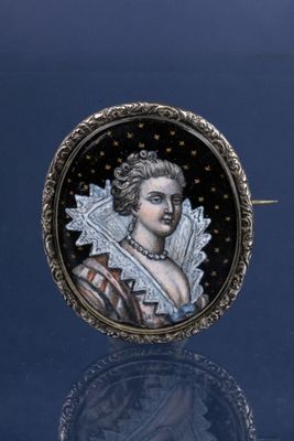 une photo d'une photo représentant une femme portant une couronne