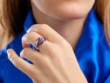 une femme qui porte une bague au doigt