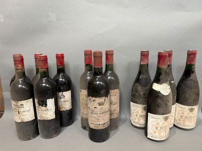 plusieurs bouteilles de vin sont alignées sur une table