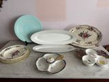 une table sur laquelle se trouvent plusieurs assiettes et bols