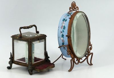 un petit miroir posé à côté d'un autre petit miroir