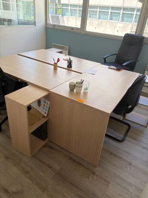 un bureau avec deux chaises et un plateau de bureau muni d'une étagère à livres