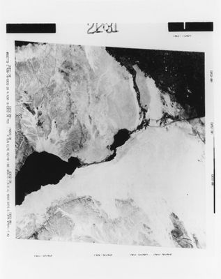 une photo en noir et blanc d'un iceberg au milieu de l'océan