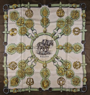 un foulard carré orné d'une image représentant un cheval et une calèche