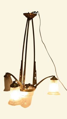 un lustre à trois lumières suspendu au plafond