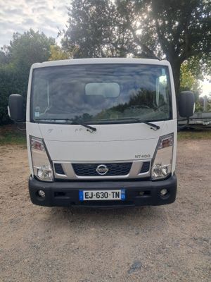 un camion blanc garé dans la poussière