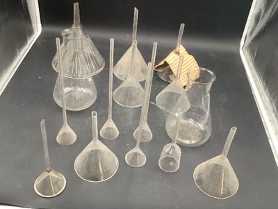 de nombreuses cuillères en plastique et cuillères doseuses dans une vitrine en verre