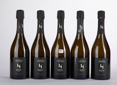 six bouteilles de vin sont alignées dans une rangée