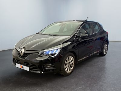 La voiture noire est garée dans une pièce au sol noir.
