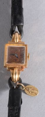 une montre attachée à une chaîne à l'aide d'une clé