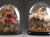 deux cloches en verre ornées de motifs dorés à l'intérieur